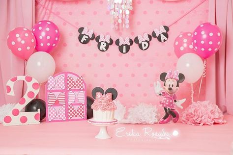 Smash cake Session Booking ➡️ http://altam.me/cakesmash. Frida's Birthday- Minnie Boutique Cake smash Cake b Birthday Party Minnie Mouse, Minnie Boutique, Half Birthday Baby, Cake Smash Cake, Cake Smash Photoshoot, Minnie Mouse Party Decorations, Smash Photoshoot, Minnie Mouse Birthday Party Decorations, Minnie Mouse First Birthday