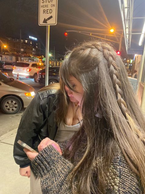 Down Town Girl Hairstyles, Skater Girl Hair, Skater Girl Hairstyles, Skater Hairstyles, Candid Photos Aesthetic, Skater Hair, City Girl Aesthetic, Candid Photo, Skate Girl