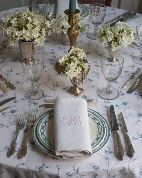 Celebrate with our Blue & White Curated Collection! 💙 In honour of my fellow Americans celebrating today, here is a selection of exquisite blue and white antique pieces to elevate your table setting. Which one will you choose? Shop the collection online now. #tablescape #tabledecor #antiques #frenchantiques #antiquetable #tablestyling #artdelatable #howtosetatable #maisonfete #maisonfeteetcie French Table Setting, Wedding Dining Decor, Damask Linen, Fine China Dinnerware, Crystal Champagne Flutes, Crystal Stemware, Crystal Champagne, Pretty Tables, Vintage Silverware