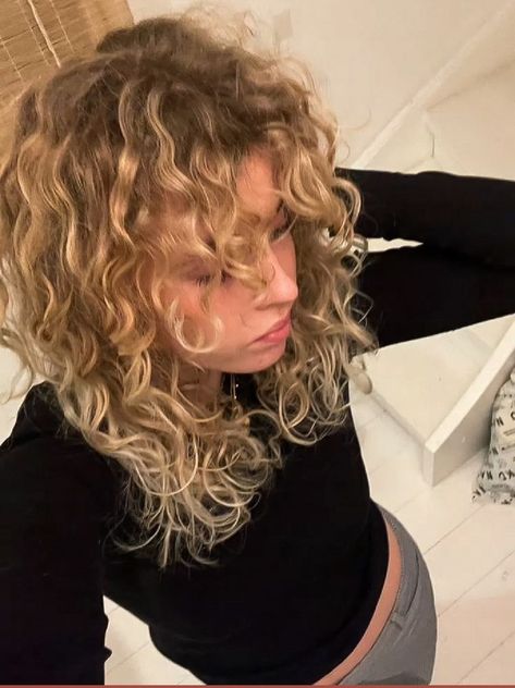 Blond Curly Hair Short, Short Curly Blonde Hair Aesthetic, Short Blonde Wavy Hair Natural, Blond Highlights Wavy Hair, Medium Blonde Curly Hair, Blond Curly Hair With Bangs, Curly Blonde Hair Bangs, Wavy Curly Blonde Hair, Curly Blonde Hair With Highlights