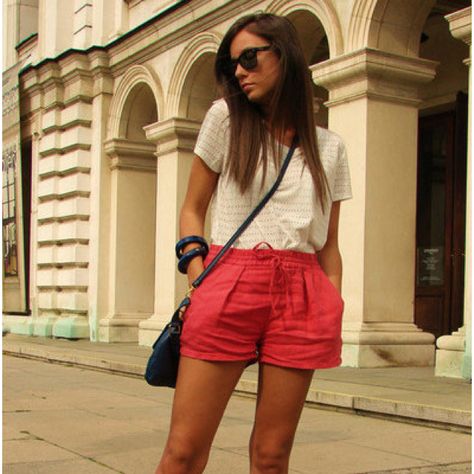 Coral shorts Coral Outfit, Coral Shorts, Vacay Outfits, Perfect Wardrobe, Tres Chic, Linen Shorts, Zara Tops, Beautiful Outfits, Simple Style