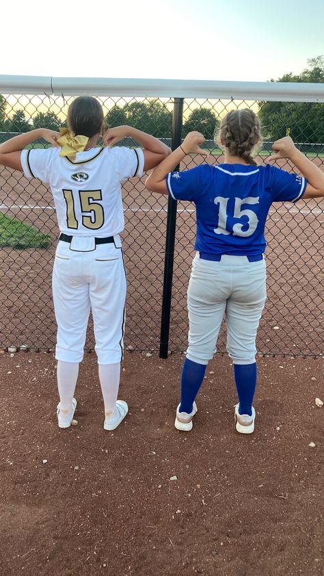 Softball Preppy, Preppy Softball Pics, Softball Poses, Softball Poses With Friends, Softball Pics, Softball Pictures With Friends, Softball Buddy Pictures Ideas, Softball Friend Pictures, Softball Girly Pictures