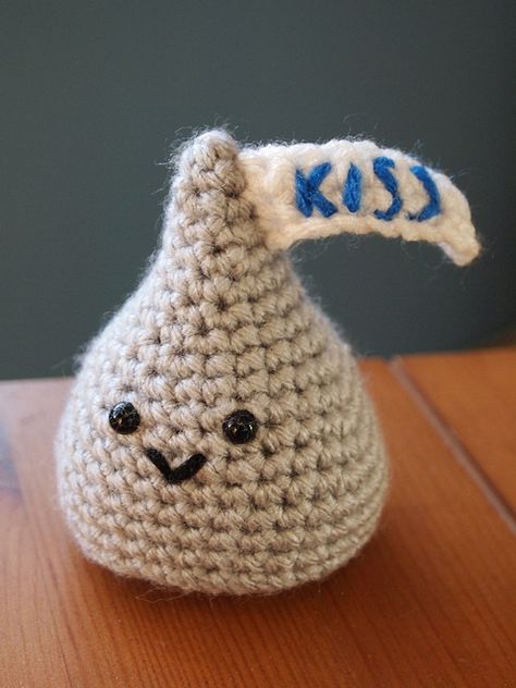 Hershey's Kiss by ham_and_eggs, via Flickr (this is almost enough to make me dig out my crochet hooks!). Valentines Crochet, Crochet Amigurumi Free Patterns, Crochet Amigurumi Free, Holiday Crochet, Crochet Gifts, Crochet Patterns Amigurumi, Crochet Dolls, Amigurumi Doll, Stuffed Toys Patterns