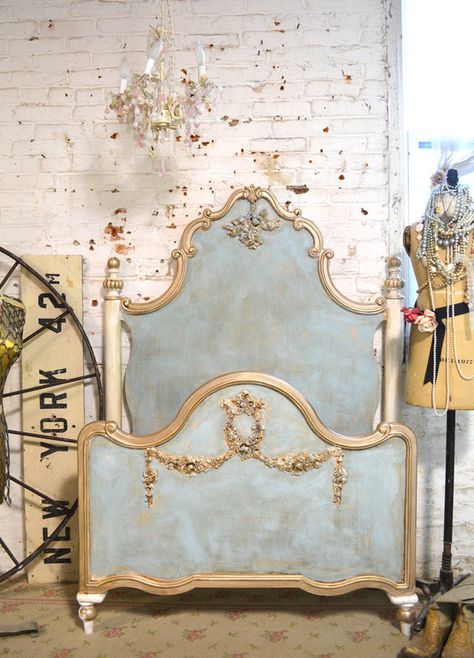 Antique Bed, Styl Shabby Chic, Painted Beds, Romantic Bed, Cottage Shabby Chic, French Bed, Antique Beds, Painted Cottage, Shabby Chic Bedding