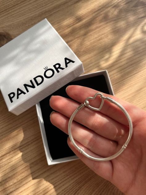 Pandora Story, Pandora Bracelet Charms Ideas, Accesories Jewelry, Jewelry Accessories Ideas, Pandora Bracelet Charms, Jewelry Lookbook, Pandora Bracelets, Silver Accessories, Manado