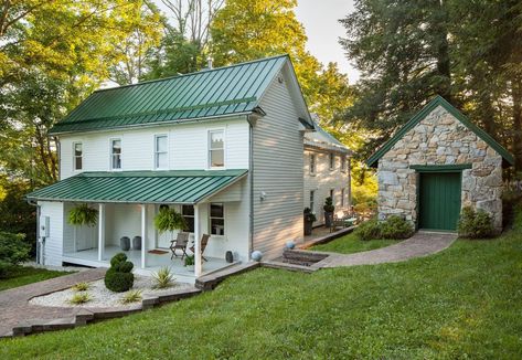 The Historic Facade of This Farmhouse Is Hiding Some Surprisingly Modern Interiors Old Farmhouse Exterior, Old Farmhouse Interior, Farm Style House, Restored Farmhouse, Colonial Exterior, Old Houses For Sale, Old Farm Houses, House Siding, White Farmhouse