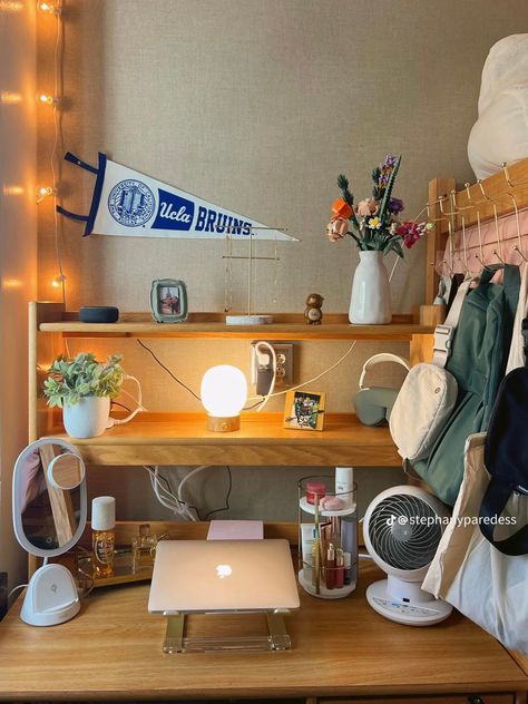 Dorm Setup, Ucla Dorm, Dorm Desk Decor, Decorating Dorm, Luxury Dorm, Dormer Bedroom, Room Ideas Dorm, Dorm Room Ideas For Girls, Vintage Guys