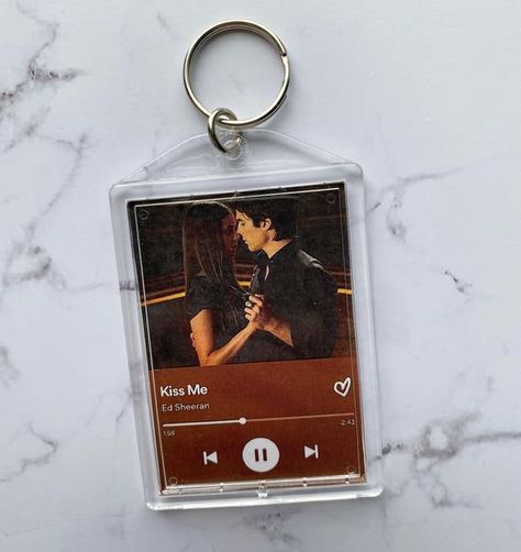 Delena Rain Kiss, Kiss Me Ed Sheeran, Rain Kiss, Vampire Diaries Fashion, Aesthetic Era, Vampire Diaries Poster, Diary Diy, Vampier Diaries, Spotify Code