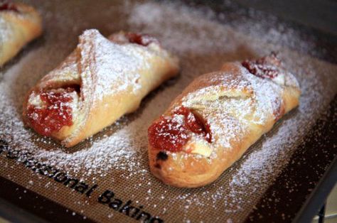 Quesitos de Guayaba (Sweeten Cream Cheese and Guava Pastries) Guava Pastries, Guava Pastry, Guava And Cream Cheese, Guava Recipes, Recetas Puertorriqueñas, Puerto Rico Food, Easy Sweets, Boricua Recipes, Spanish Dishes