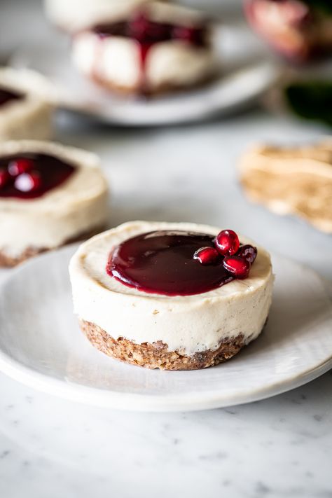 mini vegan cheesecake Bitesize Desserts, Large Cheesecake, Pomegranate Dessert, Pomegranate Glaze, Vanilla Cheesecake Recipes, Vegan Christmas Desserts, Raw Vegan Cheesecake, Baking Challenge, Pomegranate Recipes