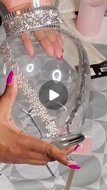 Diy Silver Centerpieces, How To Decorate Glass Vases, Tall Clear Vase Filler Ideas, Glass Vase Centerpiece Wedding, Mirror Vase Centerpiece, Clear Vase Filler Ideas, Quinceañera Centerpieces Ideas, Diy 60th Birthday Decorations, Glass Vase Filler Ideas