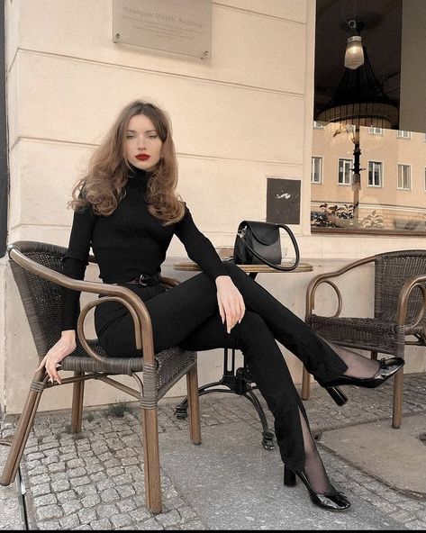 Modern Persephone, Instagram Coffee, Look Formal, All Black Outfit, Grace Kelly, Fall Style, Girl Falling, Looks Style, Audrey Hepburn