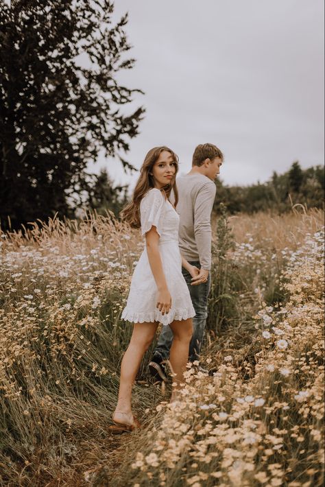 Aesthetic Flower Field, Engagement Photos Aesthetic, Engagement Photos Candid, Farm Engagement Photos, Engagement Pictures Beach, Field Engagement Photos, Fall Photo Shoot Outfits, Couple Pregnancy Photoshoot, Foto Wedding