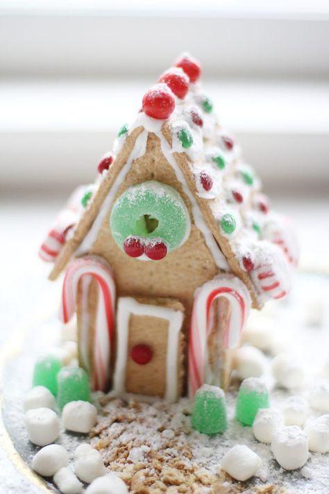 Graham Cracker Gingerbread House Easy, Gingerbread House Easy, Graham Cracker Gingerbread Houses, Graham Cracker Houses, Graham Cracker Gingerbread, Graham Cracker House, Graham Cracker Gingerbread House, Cracker House, Gingerbread Party