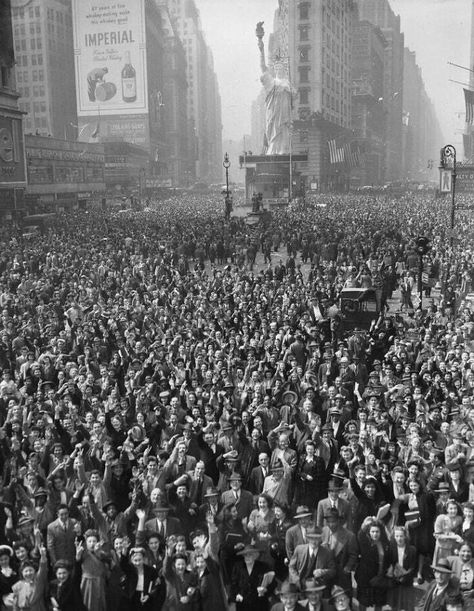 Crowd In Times Square, New York City Celebrating The Surrender Of Germany, May 7th, 1945 Times Square Ny, Jesse Owens, Rare Historical Photos, Historical Images, Anne Frank, Nikola Tesla, Madison Square Garden, Nagasaki, American Soldiers