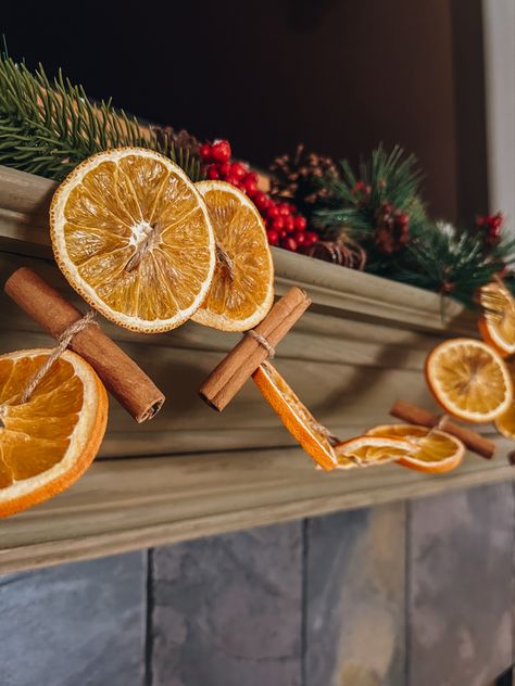 Christmas Dried Orange Decorations, Cinnamon Stick Garland, Dried Orange And Cinnamon Garland, Orange And Cinnamon Garland, Dried Orange Slices Garland, Orange Garland Christmas Tree, Christmas Orange Decorations, Cinnamon Stick Crafts, Orange Slice Garland