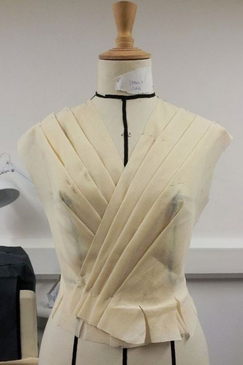 Draping on the stand - dress bodice development with structural pleats & crossover design - pattern making; moulage; garment construction Draping Pattern, Draping Ideas, Draping Techniques, Fashion Draping, Pattern Draping, Draping Fabric, Draping Fashion, Paper Dress, Indian Lehenga