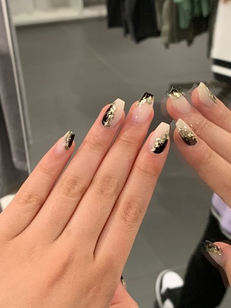 Natural nails with black and golden glitter Black Gold Neutral Nails, Black Nails With Gold Flakes Coffin, Black And White And Gold Nails, Black And Gold Natural Nails, Black Golden Nails, Siyah Nail Art, Black Gold And White Nails, Black And Gold Short Nails, Black Nails With Gold Design