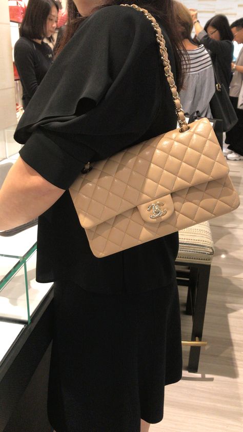 Beige Bag Outfit, Beige Chanel Bag, Aesthetic Handbags, Handbags Aesthetic, Nude Bags, Chanel Classic Flap Bag, Chanel Beige, Brown Handbags, Ads Design