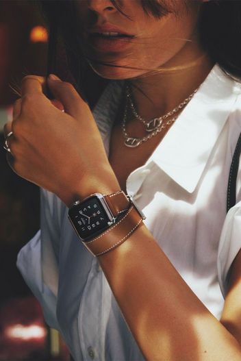 fash apple watch square Hermes Apple Watch, Apple Watch Design, Apple Watch Nike, Hermes Watch, Hermes Style, New Apple Watch, In Your Face, Inspirational Design, Wearable Tech