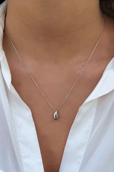 Silver Necklace Designs, Faberge Jewelry, Drop Pendant Necklace, Chain Necklaces, Gorgeous Jewelry, Jewelry Inspo, Water Drop, Drop Pendant, Dainty Necklace