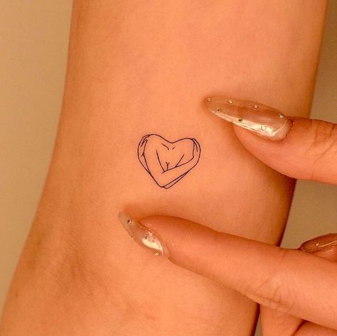 Tato Grunge, Feminist Tattoo, Tato Minimal, Unique Small Tattoo, Tato Henna, Small Pretty Tattoos, Petite Tattoos, Hand Tattoos For Women, Small Hand Tattoos