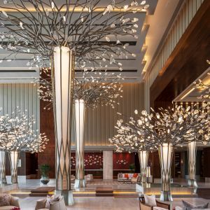 Luxury Hotel Lobby Reception Desk, Elegant Hotel Lobby, Column Design Interior Luxury, Luxury Waiting Area, Luxury Hotel Lobby Lounge, Hotel Waiting Area, Luxury Hotel Lobby Reception, Lobby Area Design, Reception And Waiting Area Design