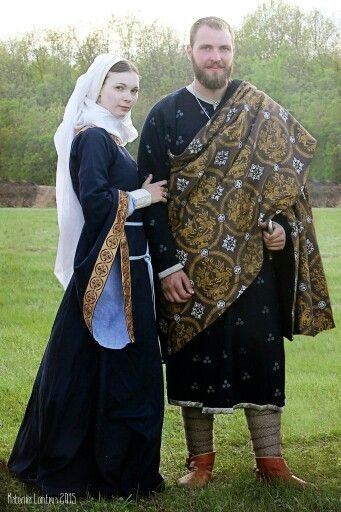 1100s Fashion, 12th Century Clothing, Aged Clothing, Medieval Party, Medieval Garb, High Middle Ages, Medieval Clothes, Medieval Costume, Century Clothing