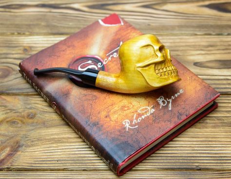 This is a piece of art and woodcarving - Hand Carved Wooden Tobacco Smoking Pipe Skull in Hand Awesome pipe made by our workshop in Ukraine that you are going to love! Skull Pipe, Skull Bowl, Wood Skull, Wooden Pipe, Pear Wood, Pipes And Cigars, Gothic Gifts, Pear Tree, Wooden Gift Boxes