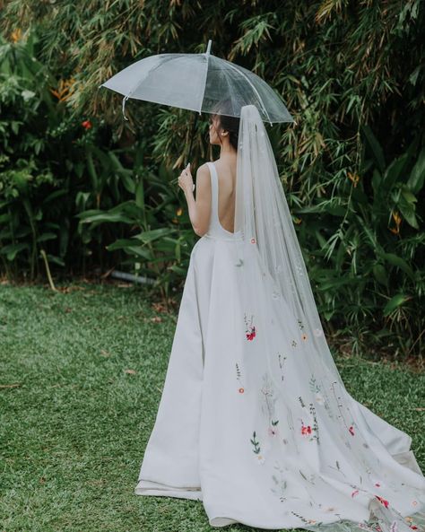 𝑭𝒂𝒊𝒓𝒚𝒕𝒂𝒍𝒆 𝒍𝒐𝒗𝒆 🤍 The gorgeous Phuong Le looks like a true princess on her special day adorned in her stunning floral veil with intricate detailing. Complement your wedding gown with small bursts of color for a memorable and unique look. Not to mention, flowers are Spring/Summer’s timeless symbol. A huge congratulations to Phuong and Luis! #dreamdresses #dreamdressesbypmn #modernweddingdress #veil #veils #bridalveil #bridalveils #modernbride #modernbrides #bridetobe #brideandgroom #colo... Pastel Wedding Theme, Veil Floral, Floral Veil, Cathedral Length Veil, Bride Pictures, Timeless Wedding Dress, Bride Veil, Wedding Dress With Veil, Dream Dresses