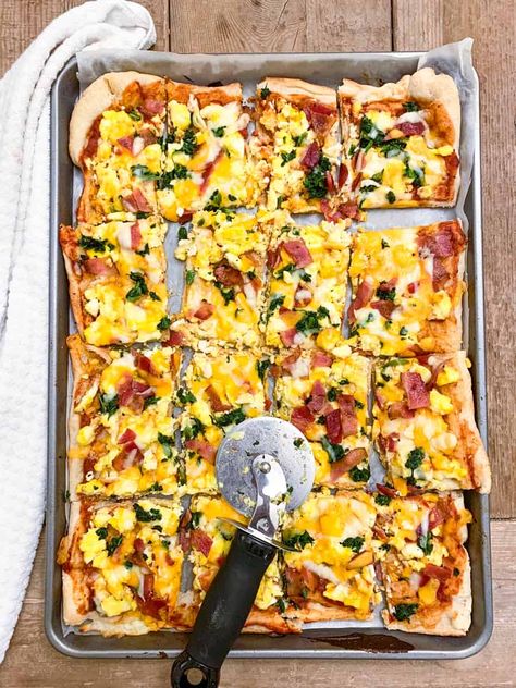 10 DELICIOUS SHEET PAN RECIPES KIDS WILL LOVE Delicious Discoveries, Sheet Pan Breakfast, Brunch Ideas For A Crowd, Bruschetta Bar, Breakfast Pizza Recipe, Cheap Clean Eating, Healthy Brunch, Summer Breakfast, Family Friendly Dinners