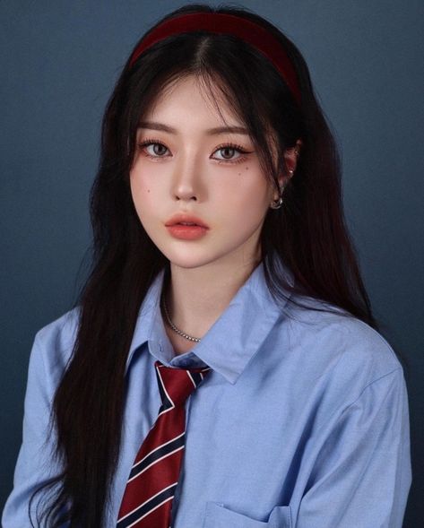 Grad Photos Makeup, Rpw Port Girl Aesthetic Korean, Yearbook Photoshoot, Korean Face, Grad Photoshoot, Beauty Hairstyles, Makeup Looks Tutorial, Korean Aesthetic, Photo Makeup