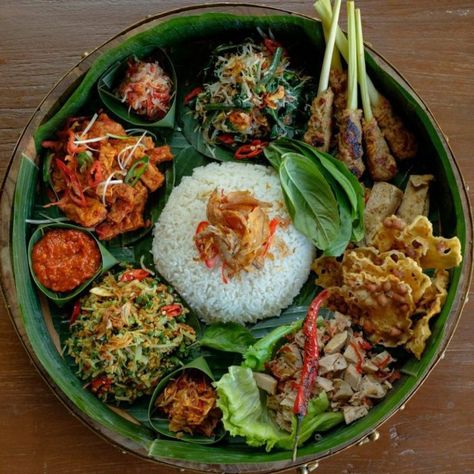 Balinese Food Photography, Bali Food Photography, Bali Food Traditional, Tumpeng Aesthetic, Balinese Cuisine, Balinese Food, Different Types Of Food, Asian Food Photography, Catering Food Displays