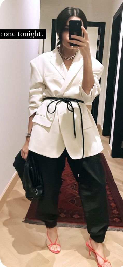 White Blazer Outfits, Black White Outfit, Elegante Casual, Looks Street Style, Winter Mode, Looks Chic, Blazer Outfits, White Blazer, Looks Style