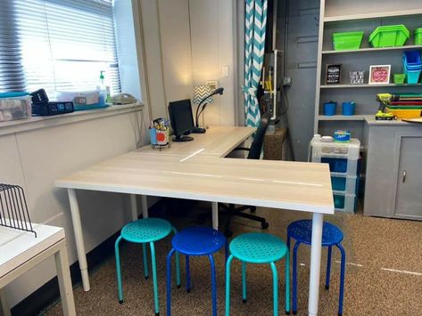 Teacher Desk Areas, High School English Activities, Small Classroom, Office Planner, Teaching 5th Grade, Classroom Layout, Classroom Transformation, Zoo Keeper, Office Planners