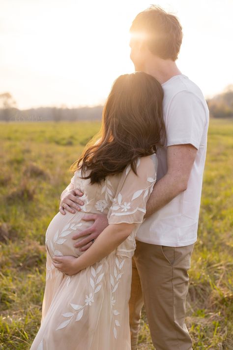 Maternity Pics In Flower Field, Maternity Shoot Field Sunset, Summer Field Maternity Pictures, Maternity Photo Shoot Ideas Outdoor Family, First Anniversary Photo Shoot, Maternity Photo With Husband, Maternity Photo Shoot Ideas Field, Maternity Photo Shoot Ideas Couples Outdoor, Flower Farm Maternity Shoot