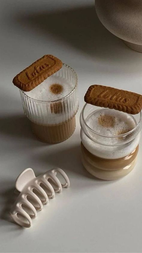 Lotus Biscoff Aesthetic, Biscoff Aesthetic, Good Day Coffee, Biscoff Biscuits, Sweet Cafe, Lotus Biscoff, Organic Aesthetic, Coffee Obsession, Iced Latte