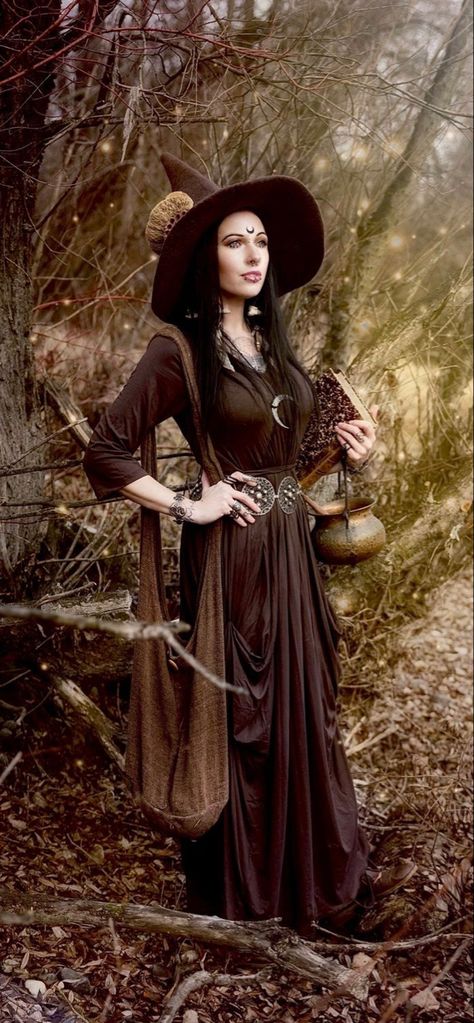 brown halloween Medieval Sorceress Costume, Brown Witch Costume, Midevil Witch Costumes, Renfest Witch Costume, Dark Witch Cosplay, Forrest Witch Costume, Brown Witch Aesthetic, Solar Witch Outfit, Witch Couples Costume Ideas