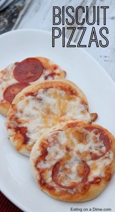 You have to try this Easy Biscuit Pizza Recipe. We use canned biscuits for our pizza crust! The kids love it! Pizza Stromboli, Pizzas Recipe, Breakfast Casserole With Biscuits, Easy Biscuit, Biscuit Pizza, Eating On A Dime, Queso Cheddar, Cookie Pizza, Canned Biscuits