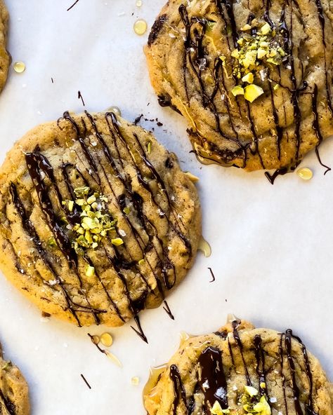 Traditional Middle Eastern Baklava but in cookie form. These cookies are filled with everything that’s found in traditional chocolate Baklava like; pistachios, honey, walnuts, chocolate and even more honey. With the addition of brown butter and flakey sea salt for extra flavor. It taste so much like the real thing and takes me back to Greece with every bite. My family and friends said the cookies are better than the original dessert. Vist https://cookieeclub.com/extremely-delicious-chocolate-baklava-cookies/ For the full recipe! Baklava Cookies Recipe, Baklava Cookies, Honey Walnuts, Chocolate Baklava, Eastern European Recipes, Middle East Recipes, Egg Fast, Chocolate Eggs, Baking Flour