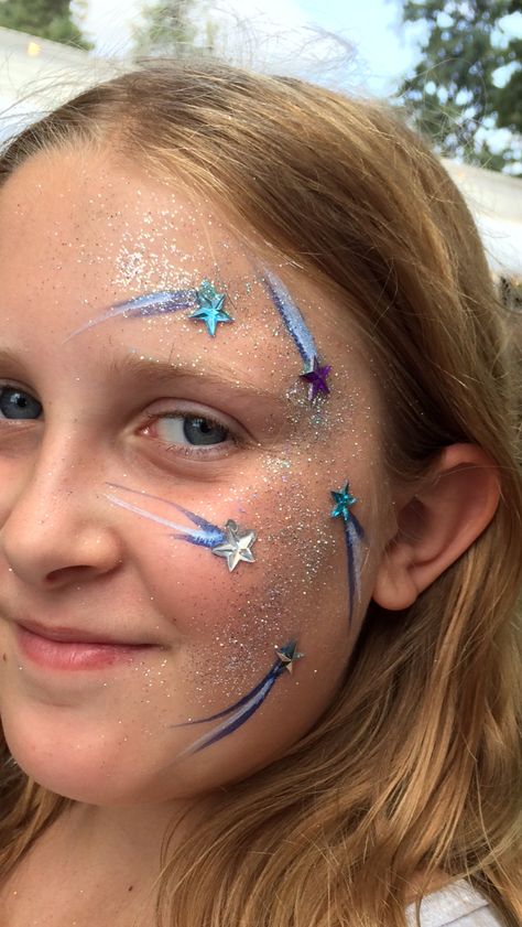 Quick and Easy star burst! Space Themed Face Painting, Space Face Paint Easy, Face Painting Glitter, Star Face Painting, Astronaut Makeup, Galaxy Face Paint, Space Face Paint, Star Face Paint, Face Paint Glitter