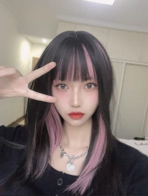 Black With Pink Highlights, Black Hair Pink Highlights, Pink Hair Streaks, Light Pink Hair, Pink Hair Dye, Creative Hair Color, Black Hair With Highlights, Perfect Hairstyle, Hair Streaks