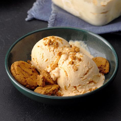 Pumpkin Ice Cream Recipe, Frozen Deserts, Unique Ice Cream Flavors, Unique Ice Cream, Granitas, Custard Ice Cream, Pumpkin Treats, Autumn Food, Pumpkin Eater