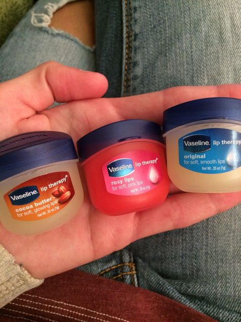 Vaseline On Lips, Chapstick Vaseline, Aesthetic Vaseline, Lip Gloss Vaseline, Vaseline Chapstick, Vaseline For Lips, Chapstick Aesthetic, Vaseline Skin Care, Skincare Vaseline