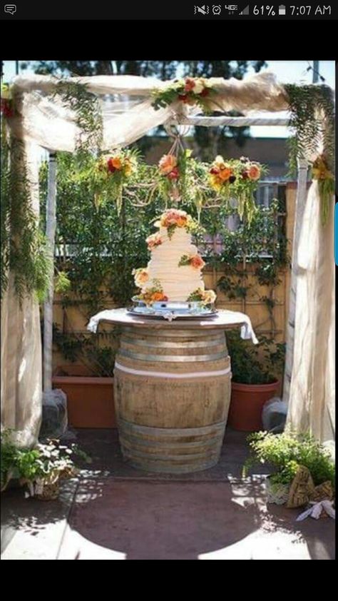 Barrel Wedding Cake Table, Whiskey Barrel Cake, Rustic Cake Tables, Mountain Wedding Decor, Cake Display Table, Barrel Cake, Barrel Wedding, Wedding Cake Display, Wedding Cake Fresh Flowers