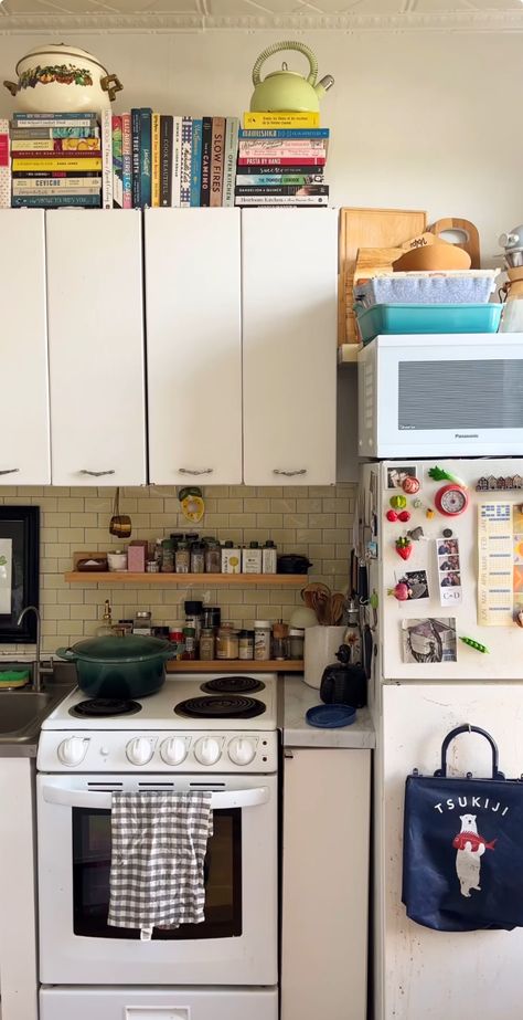 Small Townhome Decorating, Monica Geller Apartment, 90s Kitchen Aesthetic, Nyc Kitchen Apartment, Small Nyc Kitchen, Nyc Apartment Kitchen, Artsy Apartment, French Eclectic, Townhome Decorating