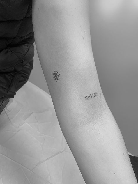 Small Snowflake Tattoo, Simple Leg Tattoos, Winter Tattoo, Snow Tattoo, Simple Flower Tattoo, Cute Matching Tattoos, Snow Flake Tattoo, Traditional Tattoo Flowers, Stylish Tattoo