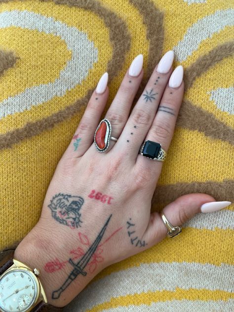 Pretty Knuckle Tattoos, Red Stick N Poke Tattoo, Simple Hand Stick And Poke, Stick And Poke Tattoo Traditional, Cool Symbol Tattoos, Stick And Poke Tattoo On Finger, Stick And Poke Hand Tattoo Ideas, Small Hand Poked Tattoo, Indie Finger Tattoos