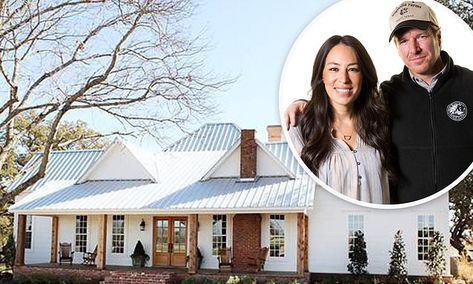 Joanna and Chip Gaines on the farm! A look inside their charming country home | Daily Mail Online Chip And Joanna Gaines House, Luxurious Farmhouse, Joanna Gaines House, Gaines Farmhouse, Magnolia Farmhouse, Joanna Gaines Farmhouse, Next Living Room, Magnolia Network, Texas Farmhouse