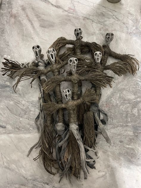 Voodoo, Effigy, Poppet Dolls bringen Schutz zusammen mit Ihrer Absicht. Diese Puppe ist eine aus Hanf und luftgetrocknetem Ton geformte Figur, ein Schutzschild für Sie und Ihre Lieben. In vielen magischen Traditionen können Arbeiten durchgeführt werden, um den Schutz von Haus, Eigentum und Menschen zu gewährleisten. Alle Puppen sind Unikate und können durch Größe und Schattierung leicht variieren. Magische Eigenschaften: ~ Erhöhen Sie die Kraft der Puppe, indem Sie spezielle Gegenstände wie Häma Poppet Dolls, D Art, Spirituality, Tools